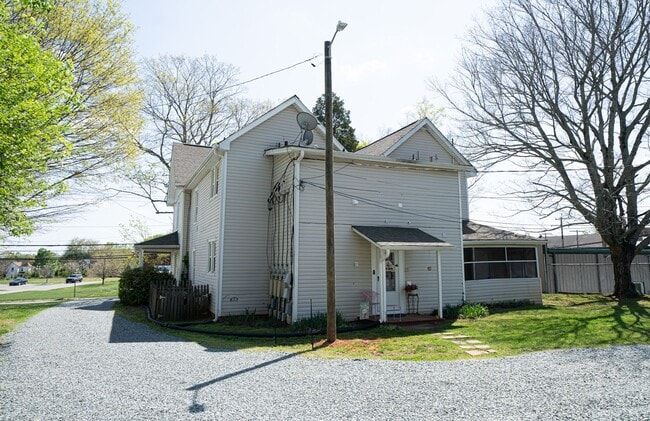 Photo - 1/2 Mo Off Special - Historic area - China Grove- 1 bed,1bath Unit