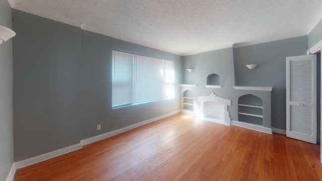 Building Photo - 817 W 83rd St Unit 2N