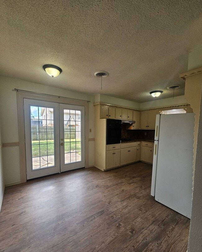Photo - (3) Bed/(2) Bath Avail NOW!! Pet Negotiable!