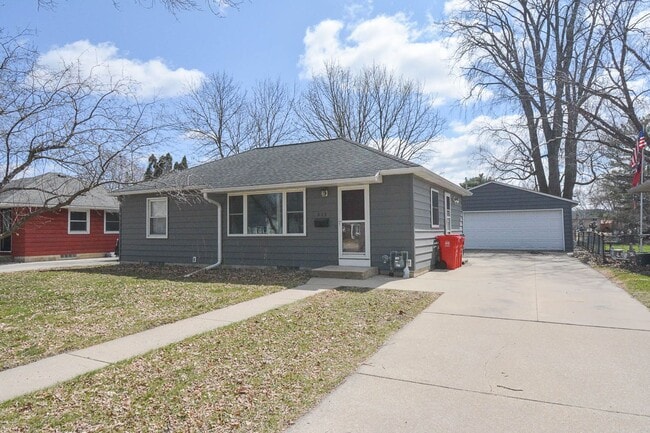 Building Photo - Charming SW Rochester home with fenced yard!