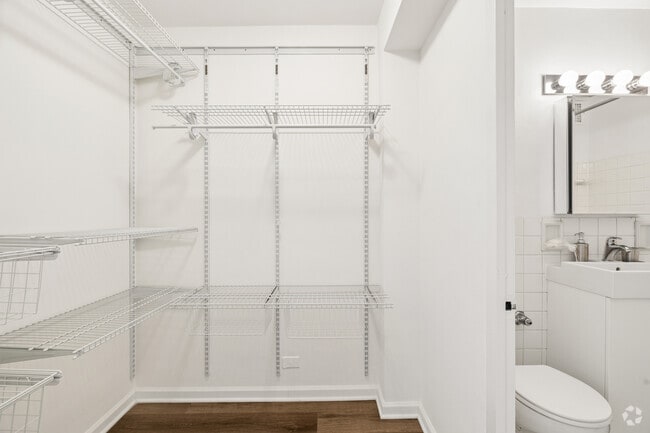 STUD Walk-In Closet