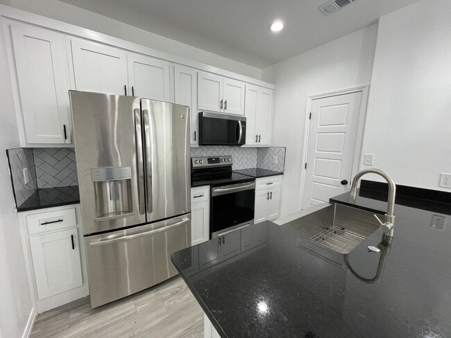 Photo - 3307 Collin St