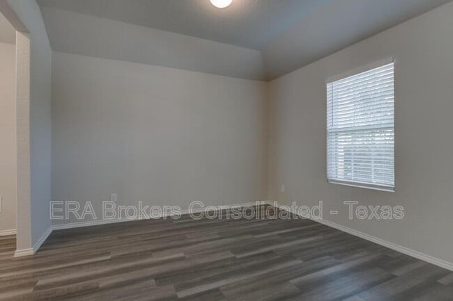 Photo - 242 Holland Pk