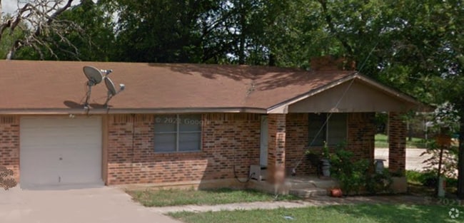 Building Photo - 3002 Tanglewood Cir Unit 2 Rental