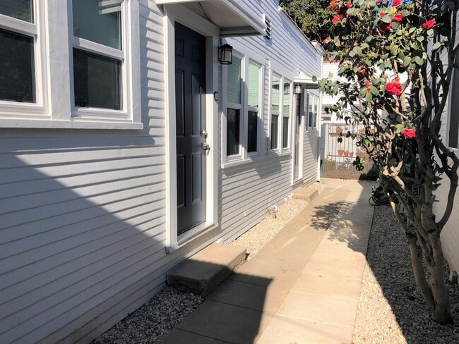 Building Photo - 649 Flower Ave Unit Apartment C