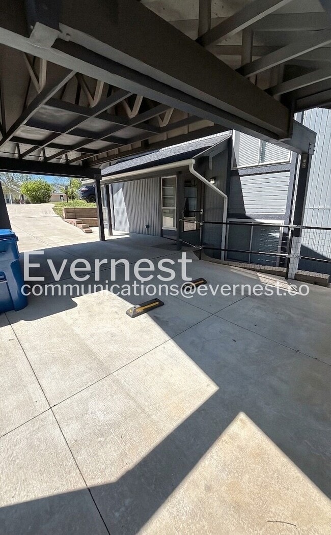 Photo - 422 Country Downs Dr