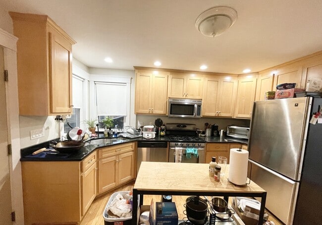 Building Photo - 27 Iroquois St Unit -