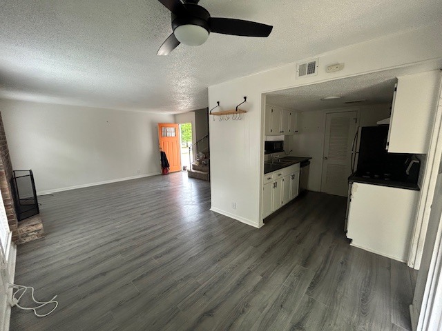 sala de estar desde la puerta trasera - 1403 Fairfield Dr