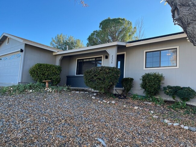Building Photo - Modern, updated 3B/2B with fenced yard and sun room in Cottonwood