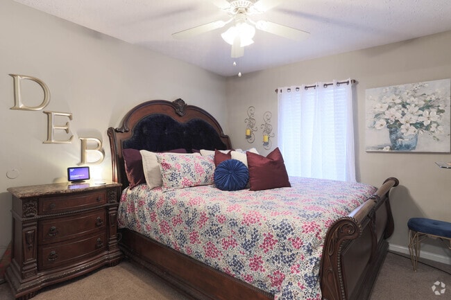 2BR, 2BA - 900 SF