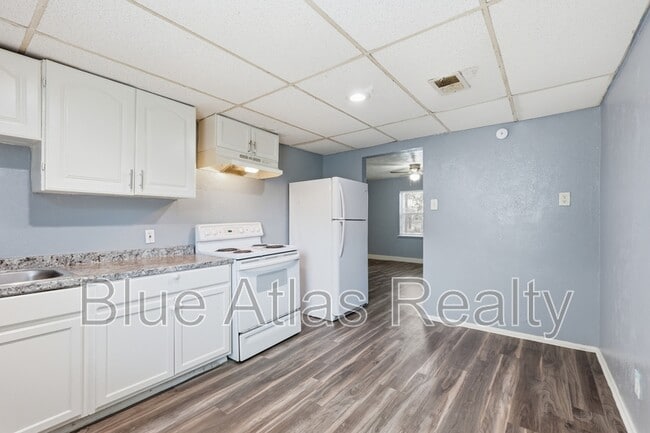 Building Photo - 2215 Riverview Dr