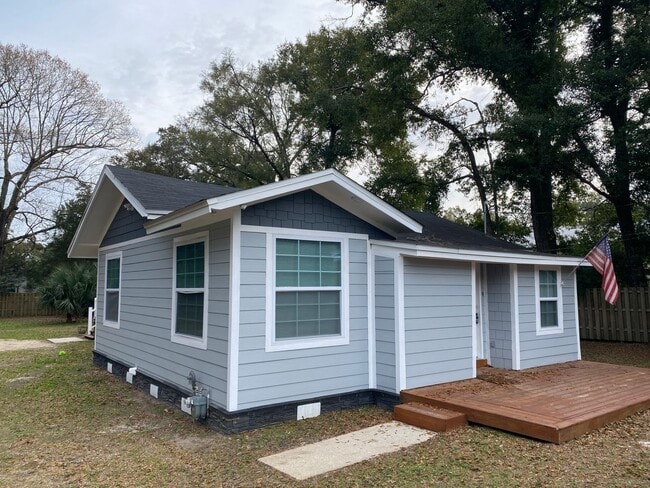 Building Photo - Beautifully renovated home!