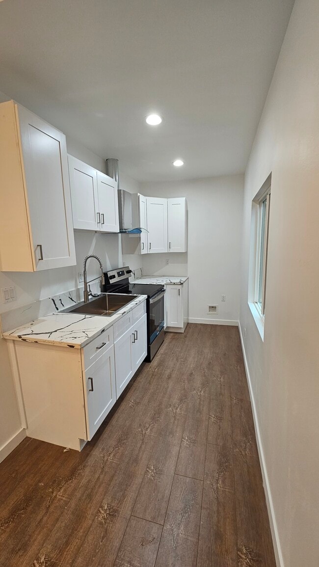 Photo - 15011 Hartland St