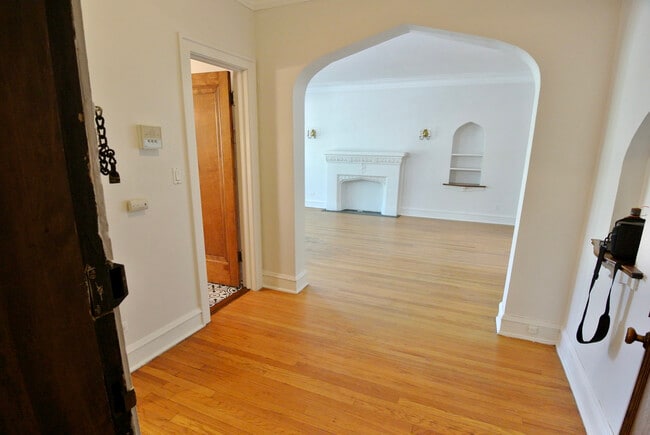 Building Photo - 4303 North Paulina Street Unit 1 Rental