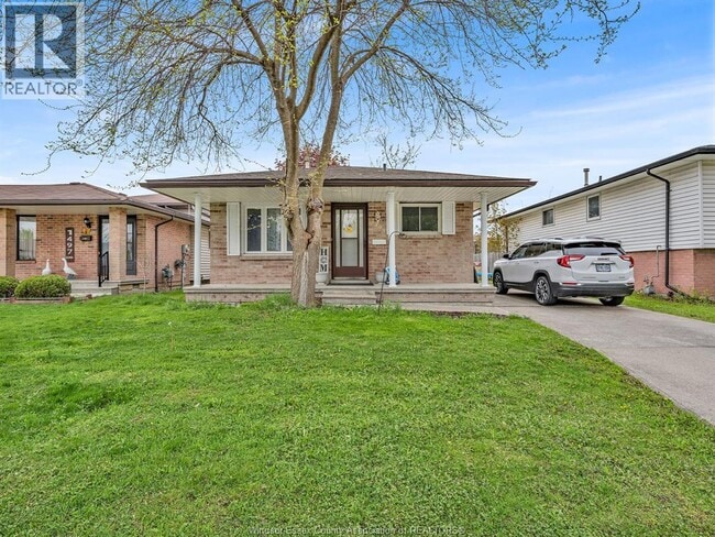 Photo - 1493 Azalia Crescent