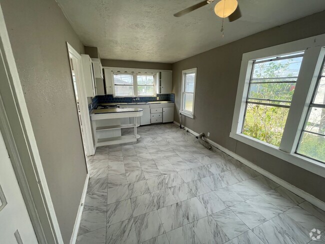 Building Photo - 201 E 6th St Unit A Rental