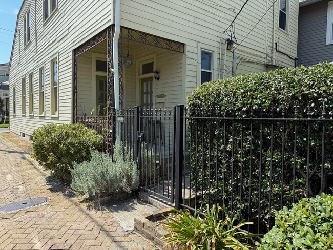 Building Photo - 1412 General Pershing St Unit 1412