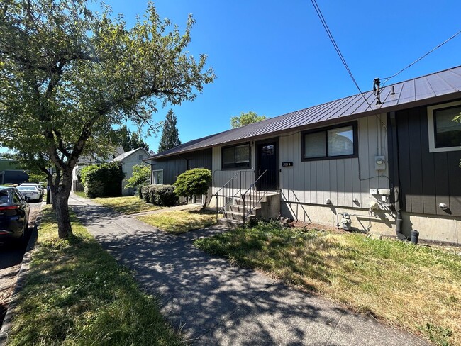 Photo - 2031 SE Ivon St