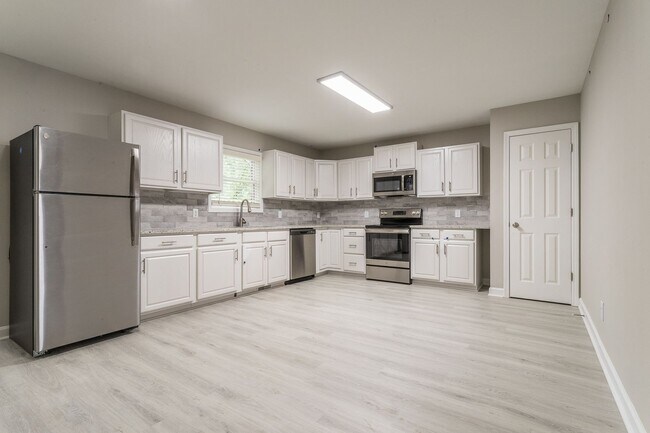 Building Photo - Spacious 4BR/4BA Renovated Townhome