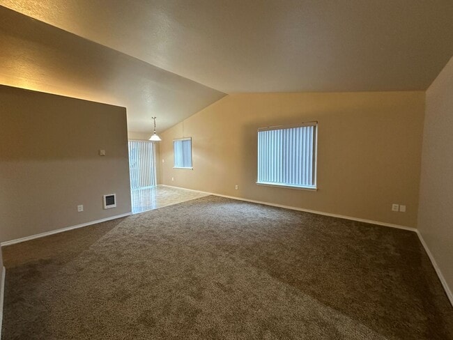 Photo - 3 Bedroom / 2 Bathroom Single Level Duplex in Madras