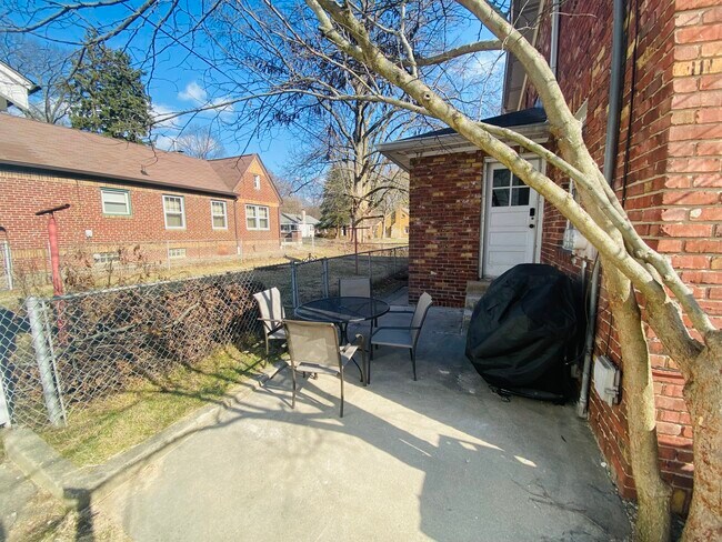 Photo - 930 E 56th St