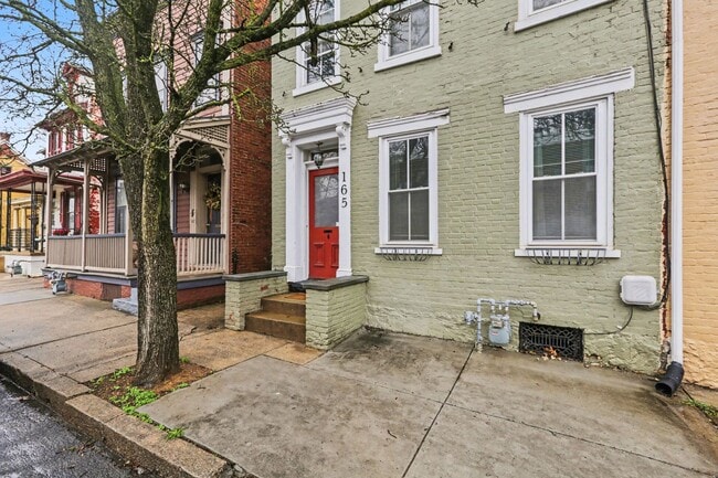 Photo - One bed, partially furnished, all utilities included Unidad 165 E Pomfret Apt 2