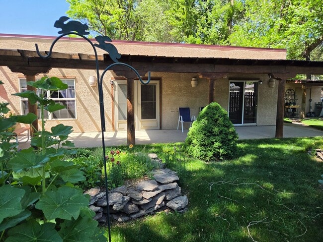 Building Photo - Cottage on quiet lot