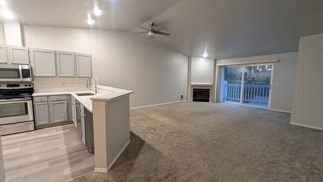 Photo - Spacious 2 Bedroom Condo - Across from Silver Lake Unidad B305