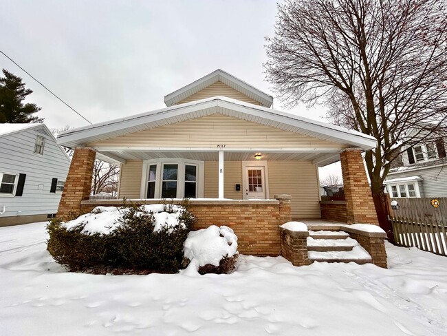 Building Photo - Three Bedroom Home in Northeast Grand Rapids