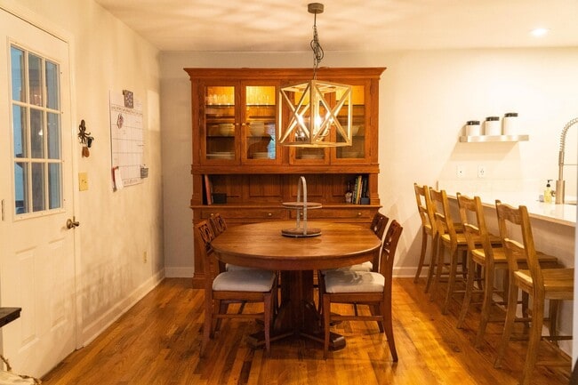 Photo - 3160 Brockton Way