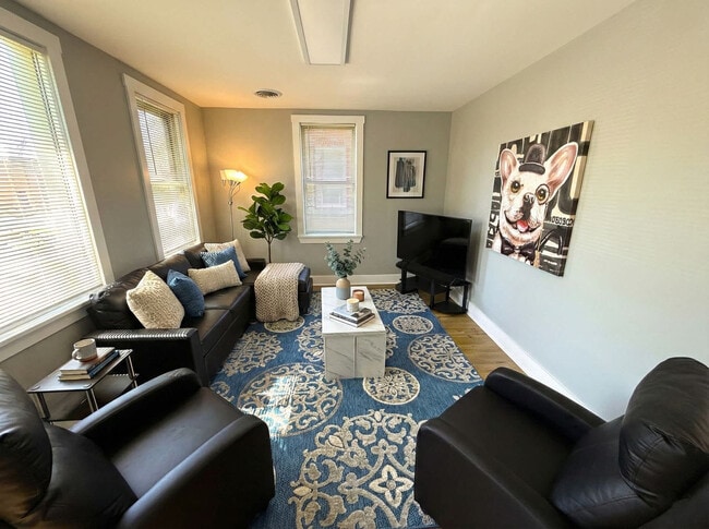 Building Photo - 203 S Dupont St