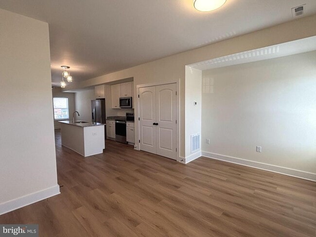 Photo - 113 W North St Unit 200