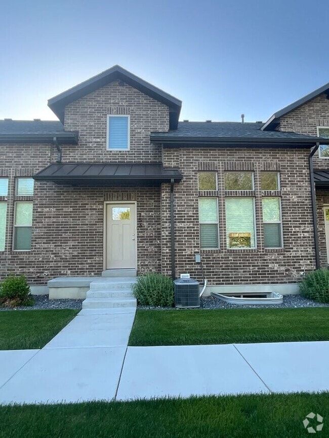 Building Photo - 2 bedroom 2 1/2 bath Townhouse 2 car garage.