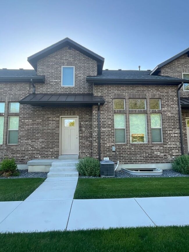 2 bedroom 2 1/2 bath Townhouse 2 car garage. - 2 bedroom 2 1/2 bath Townhouse 2 car garage.