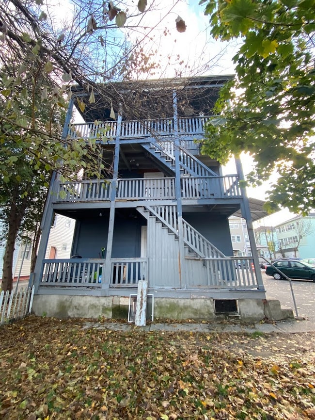 Back of House - 4 Perry Ave Unit 3