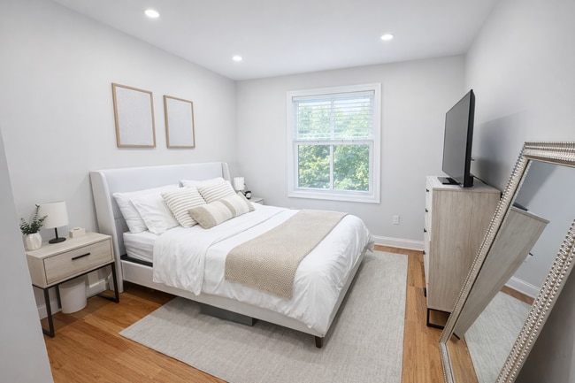 Photo - 910 E 4th St Unit 2