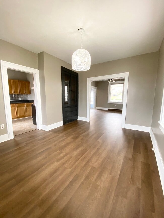 Photo - 830 Crest Ave