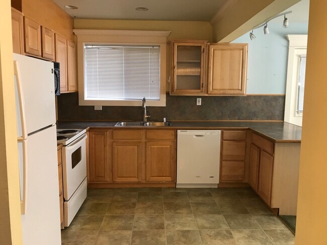 Photo - Leasing NOW-- Excellent 7 Bedroom/3 Bathro...