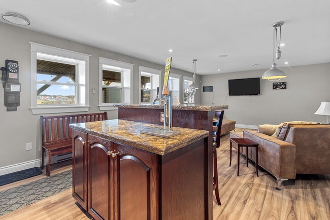 Building Photo - 171 Forest Rd Unit SI FL2-ID1438813P