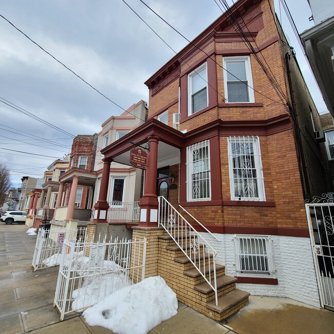 Building Photo - 242 46th St Unit Ground Floor