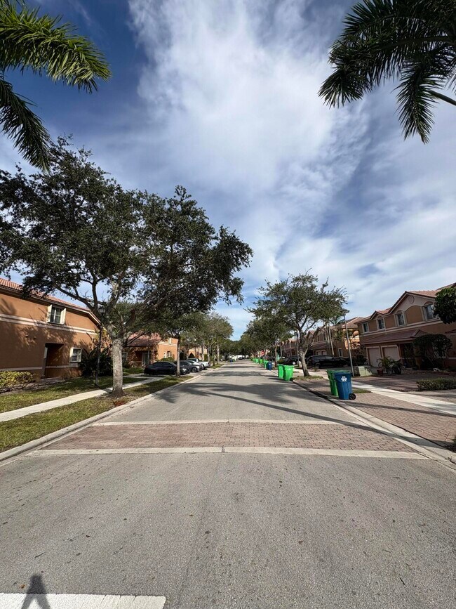 Photo - 2000 NW 99th Way