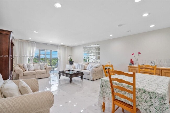 Photo - 875 NE 195th St Unidad 413
