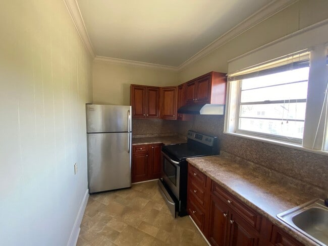 Building Photo - 105 W Cherry Ave Unit W