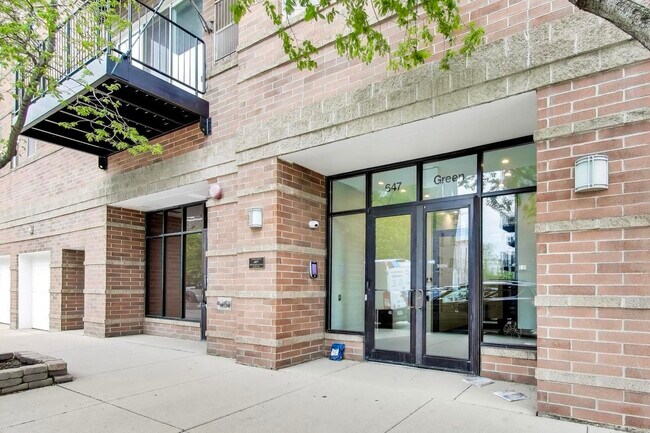 Building Photo - 647 N Green St Unit 207