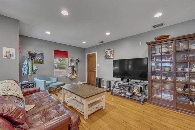 Photo - 5408 Avenue F