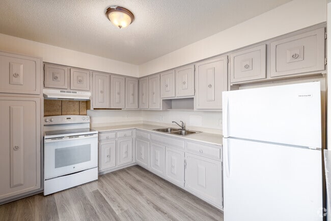 2BR, 1BA - 1,076SF - Kitchen - Fairview Apartments