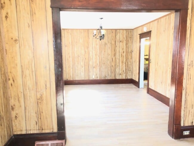 Photo - Attractive, recently remodeled, 2BR home in Bloomington. Central air and dog friendly