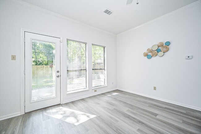 Photo - 31 Silent Brook Pl
