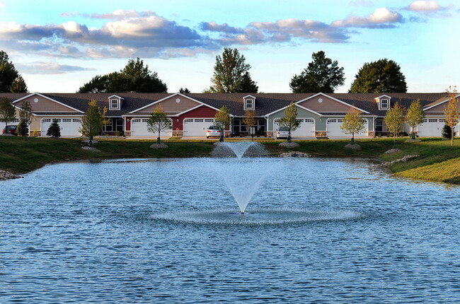 Charming Neighborhood Setting - Redwood Lebanon Apartments