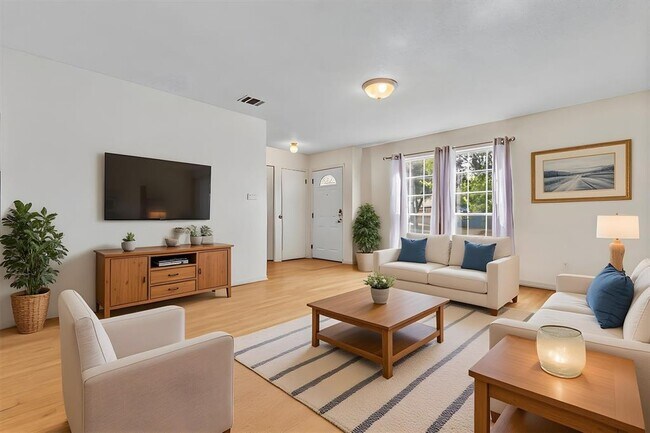 Photo - 722 Wales Way